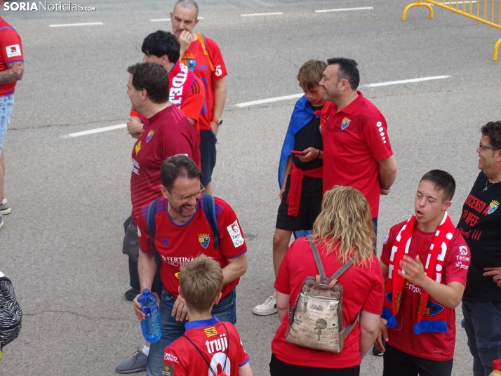 Una imagen del recibimiento a los jugadores del CD Numancia vs CD Teruel. /PC