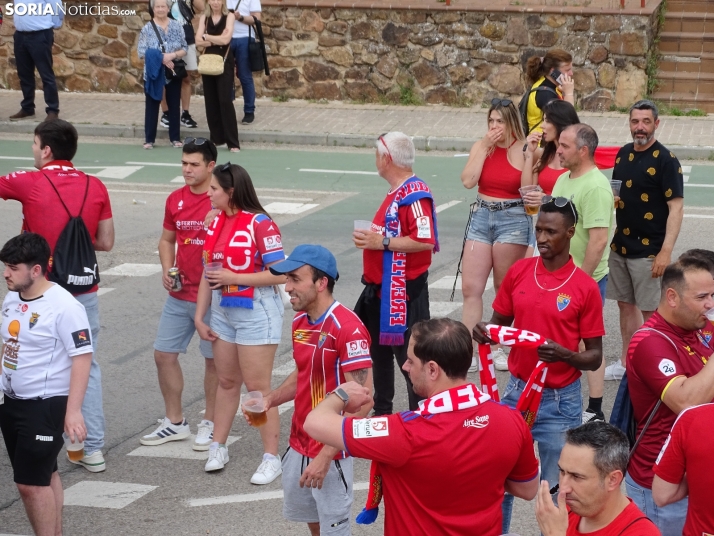 Una imagen del recibimiento a los jugadores del CD Numancia vs CD Teruel. /PC