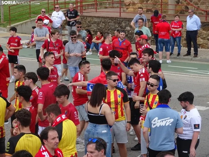 Una imagen del recibimiento a los jugadores del CD Numancia vs CD Teruel. /PC