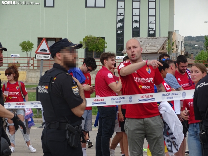 Una imagen del recibimiento a los jugadores del CD Numancia vs CD Teruel. /PC