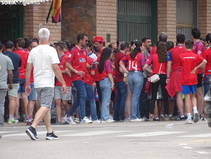 Una imagen del recibimiento a los jugadores del CD Numancia vs CD Teruel. /PC
