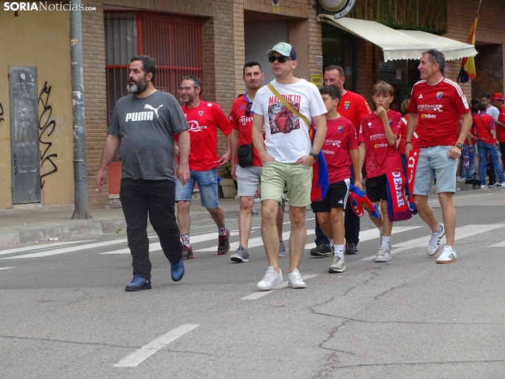 Una imagen del recibimiento a los jugadores del CD Numancia vs CD Teruel. /PC