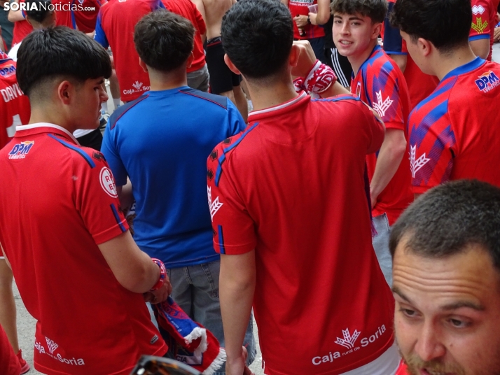 Una imagen del recibimiento a los jugadores del CD Numancia vs CD Teruel. /PC