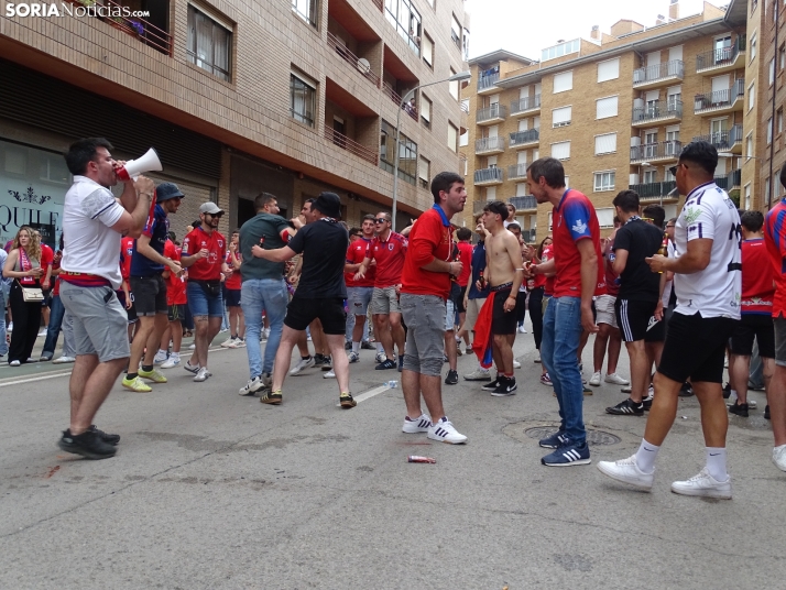 Una imagen del recibimiento a los jugadores del CD Numancia vs CD Teruel. /PC