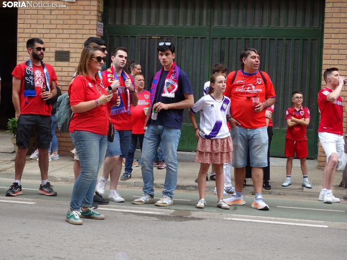 Una imagen del recibimiento a los jugadores del CD Numancia vs CD Teruel. /PC