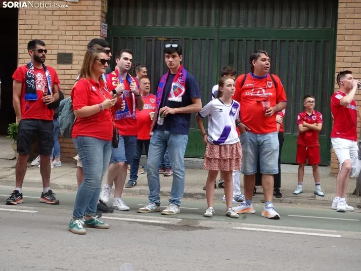 Una imagen del recibimiento a los jugadores del CD Numancia vs CD Teruel. /PC