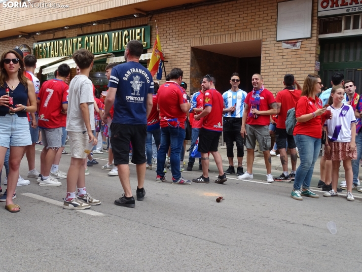 Una imagen del recibimiento a los jugadores del CD Numancia vs CD Teruel. /PC