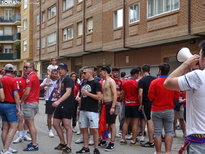 Una imagen del recibimiento a los jugadores del CD Numancia vs CD Teruel. /PC