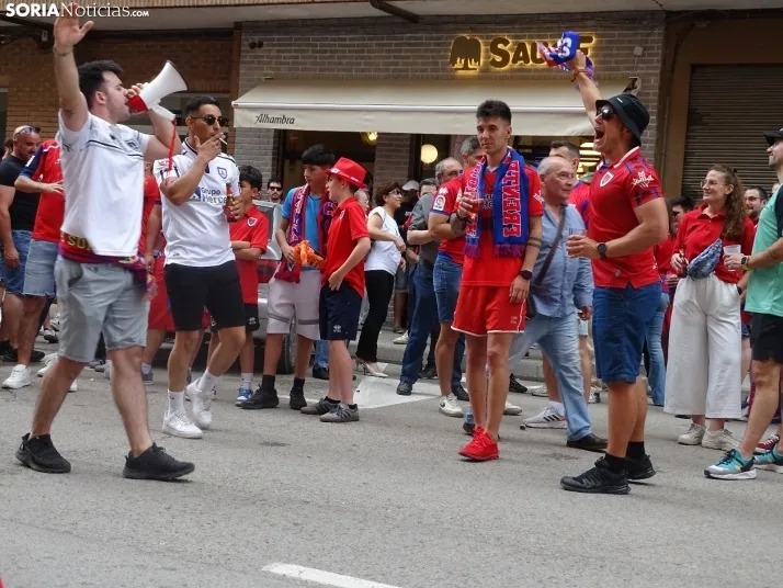Una imagen del recibimiento a los jugadores del CD Numancia vs CD Teruel. /PC
