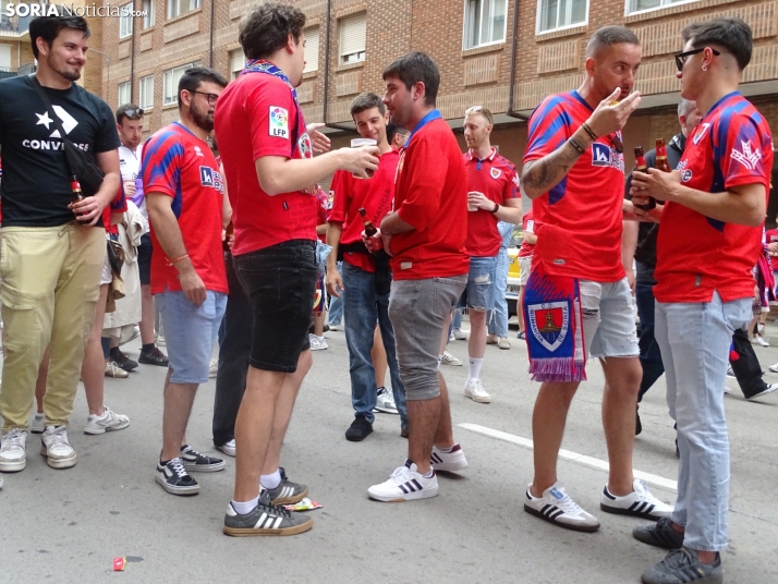 Una imagen del recibimiento a los jugadores del CD Numancia vs CD Teruel. /PC