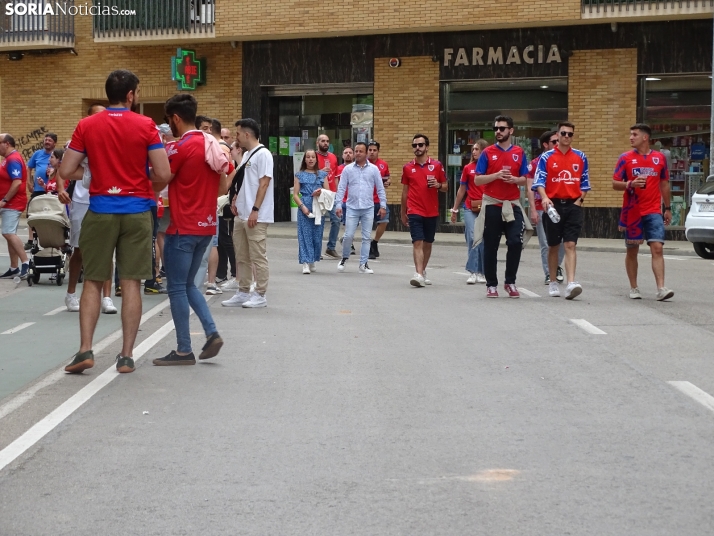 Una imagen del recibimiento a los jugadores del CD Numancia vs CD Teruel. /PC
