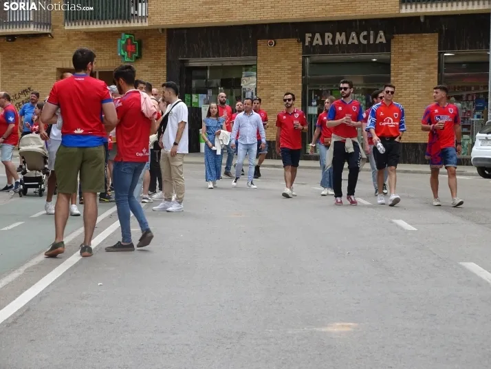 Una imagen del recibimiento a los jugadores del CD Numancia vs CD Teruel. /PC