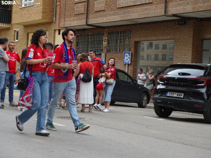Una imagen del recibimiento a los jugadores del CD Numancia vs CD Teruel. /PC