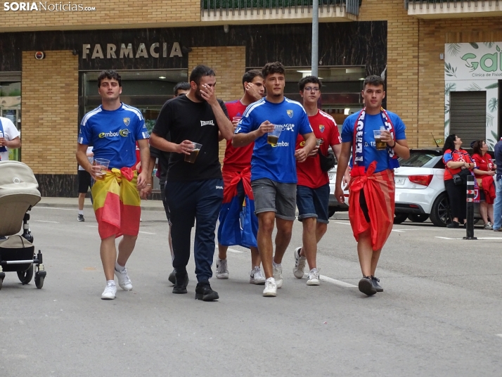 Una imagen del recibimiento a los jugadores del CD Numancia vs CD Teruel. /PC