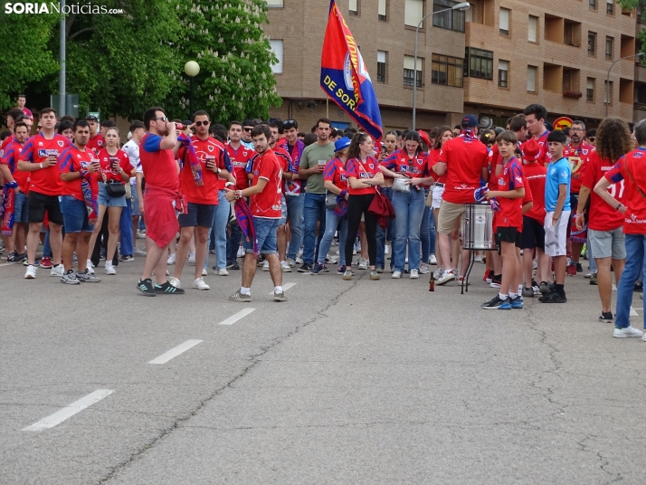 Una imagen del recibimiento a los jugadores del CD Numancia vs CD Teruel. /PC