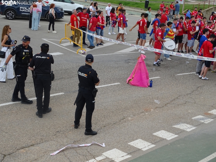 Una imagen del recibimiento a los jugadores del CD Numancia vs CD Teruel. /PC
