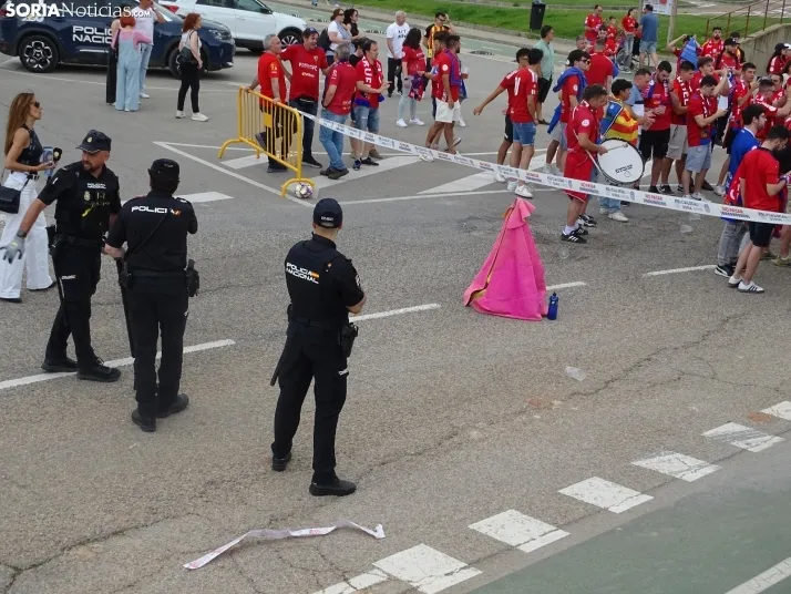 Una imagen del recibimiento a los jugadores del CD Numancia vs CD Teruel. /PC