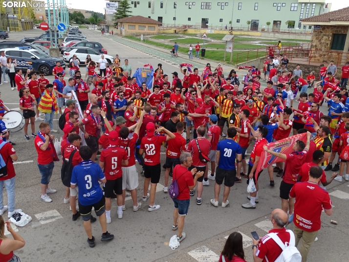 Una imagen del recibimiento a los jugadores del CD Numancia vs CD Teruel. /PC