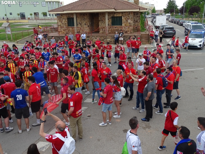 Una imagen del recibimiento a los jugadores del CD Numancia vs CD Teruel. /PC