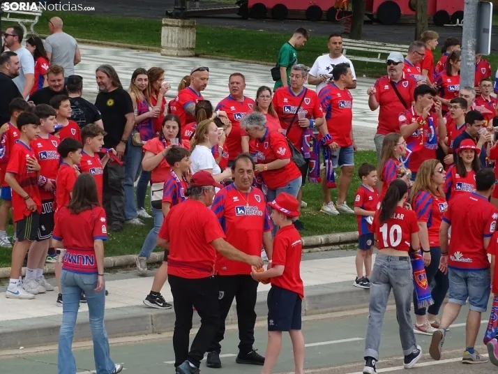 Una imagen del recibimiento a los jugadores del CD Numancia vs CD Teruel. /PC