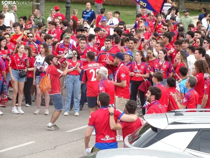 Una imagen del recibimiento a los jugadores del CD Numancia vs CD Teruel. /PC