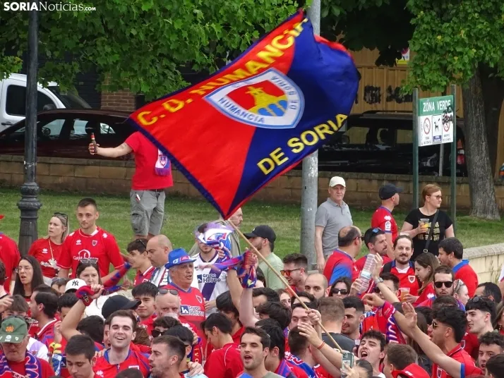 Una imagen del recibimiento a los jugadores del CD Numancia vs CD Teruel. /PC