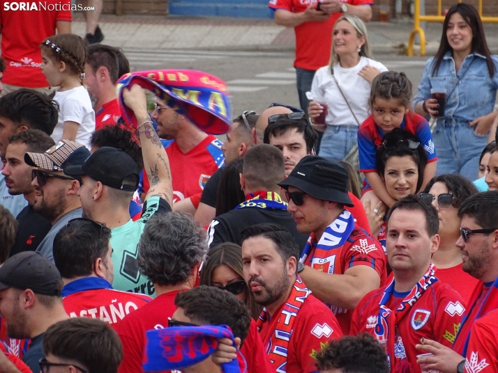 Una imagen del recibimiento a los jugadores del CD Numancia vs CD Teruel. /PC