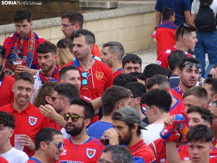 Una imagen del recibimiento a los jugadores del CD Numancia vs CD Teruel. /PC