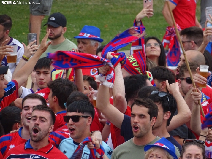Una imagen del recibimiento a los jugadores del CD Numancia vs CD Teruel. /PC