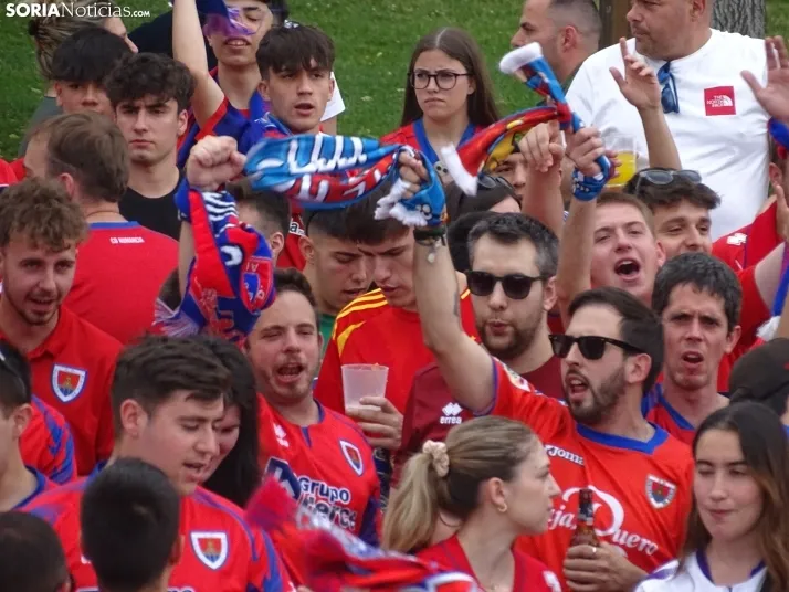 Una imagen del recibimiento a los jugadores del CD Numancia vs CD Teruel. /PC