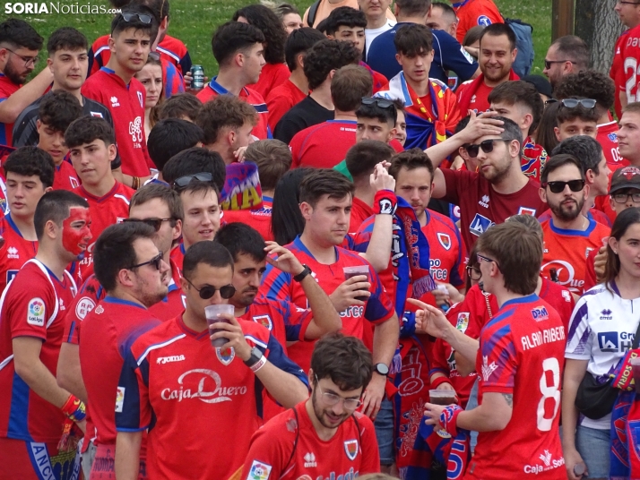 Una imagen del recibimiento a los jugadores del CD Numancia vs CD Teruel. /PC