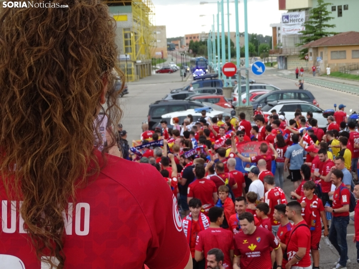 Una imagen del recibimiento a los jugadores del CD Numancia vs CD Teruel. /PC