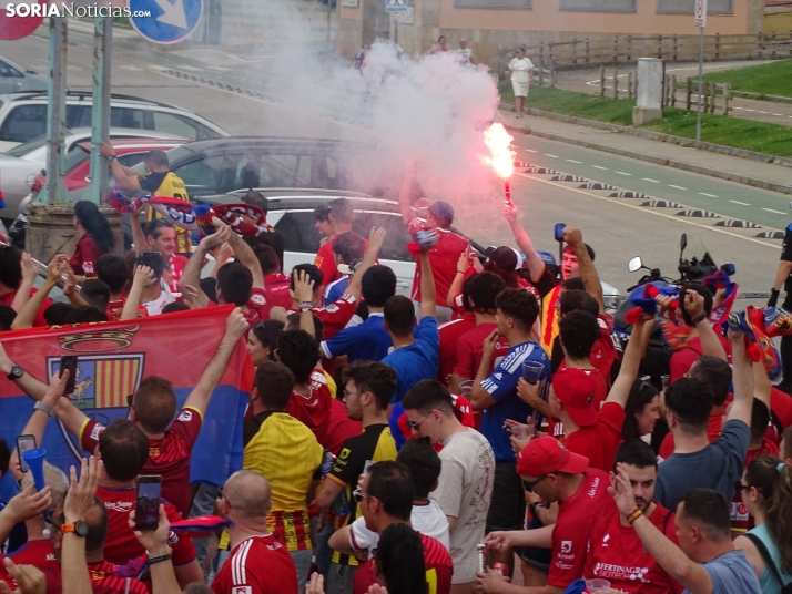 Una imagen del recibimiento a los jugadores del CD Numancia vs CD Teruel. /PC