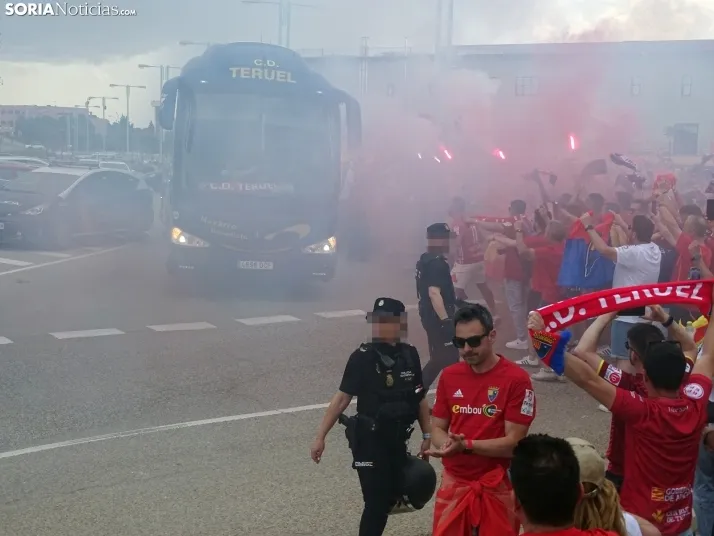 Una imagen del recibimiento a los jugadores del CD Numancia vs CD Teruel. /PC