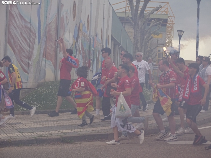 Una imagen del recibimiento a los jugadores del CD Numancia vs CD Teruel. /PC