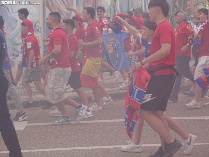 Una imagen del recibimiento a los jugadores del CD Numancia vs CD Teruel. /PC