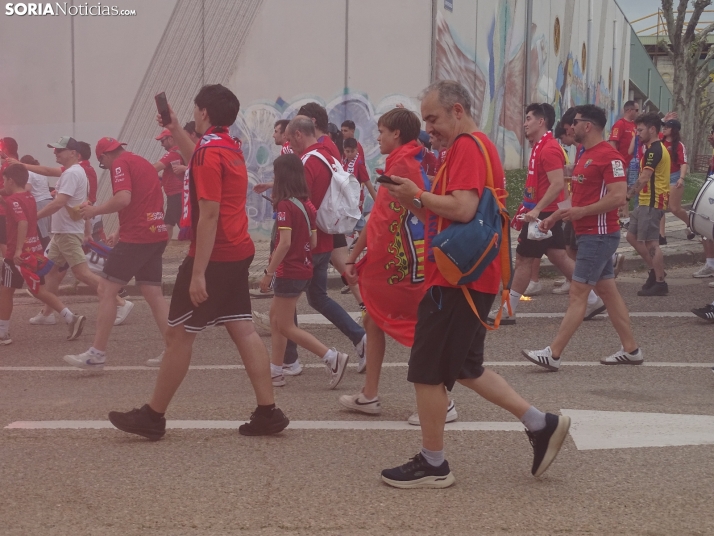 Una imagen del recibimiento a los jugadores del CD Numancia vs CD Teruel. /PC