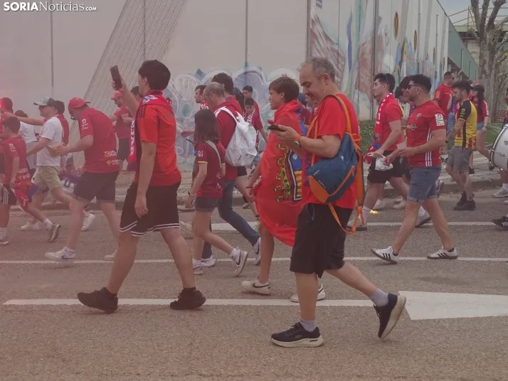 Una imagen del recibimiento a los jugadores del CD Numancia vs CD Teruel. /PC