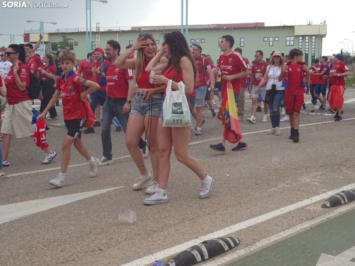 Una imagen del recibimiento a los jugadores del CD Numancia vs CD Teruel. /PC
