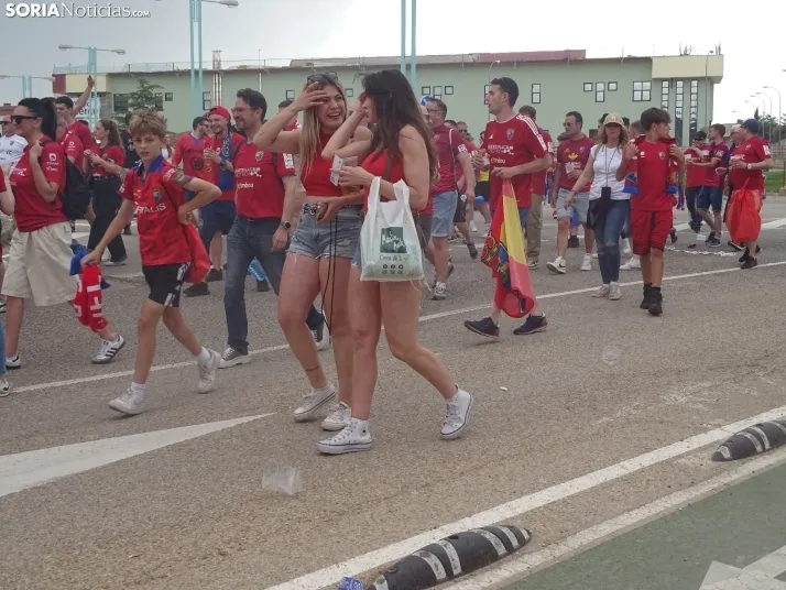Una imagen del recibimiento a los jugadores del CD Numancia vs CD Teruel. /PC