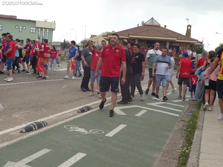 Una imagen del recibimiento a los jugadores del CD Numancia vs CD Teruel. /PC