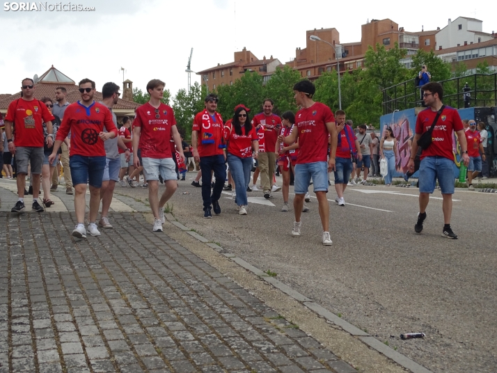 Una imagen del recibimiento a los jugadores del CD Numancia vs CD Teruel. /PC