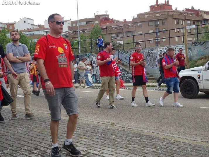 Una imagen del recibimiento a los jugadores del CD Numancia vs CD Teruel. /PC