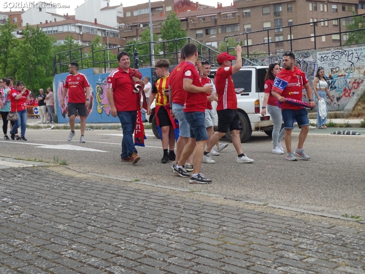 Una imagen del recibimiento a los jugadores del CD Numancia vs CD Teruel. /PC