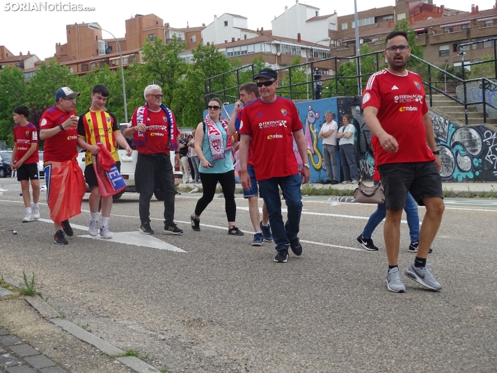 Una imagen del recibimiento a los jugadores del CD Numancia vs CD Teruel. /PC