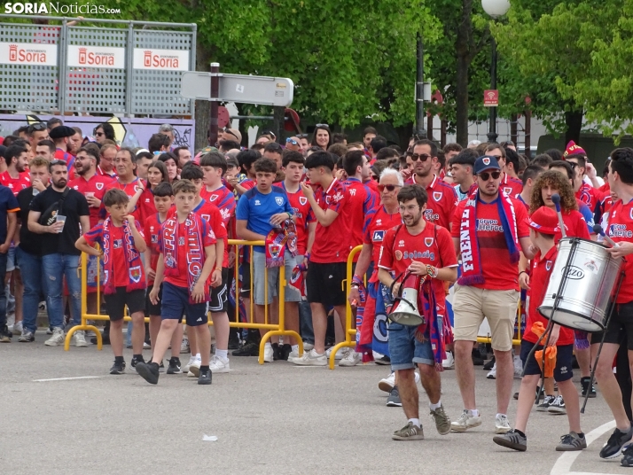 Una imagen del recibimiento a los jugadores del CD Numancia vs CD Teruel. /PC