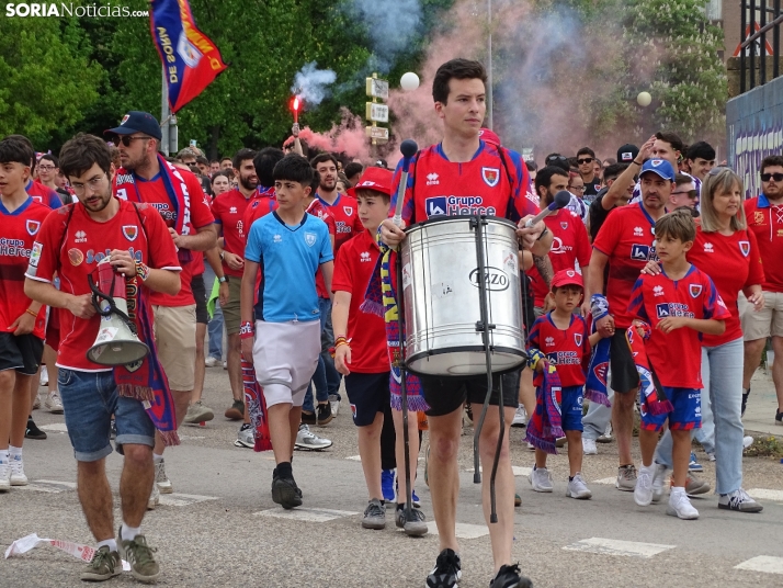 Una imagen del recibimiento a los jugadores del CD Numancia vs CD Teruel. /PC