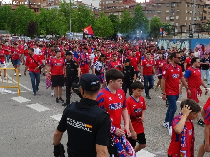 Una imagen del recibimiento a los jugadores del CD Numancia vs CD Teruel. /PC