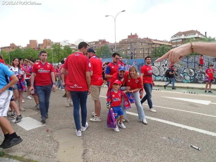 Una imagen del recibimiento a los jugadores del CD Numancia vs CD Teruel. /PC