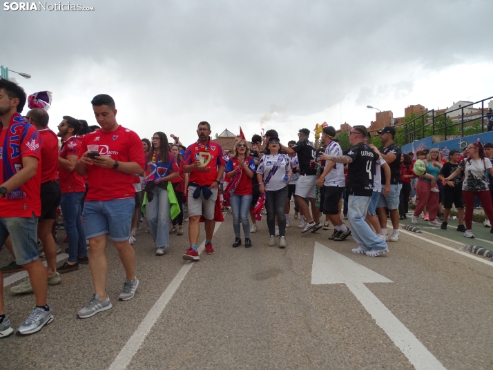 Una imagen del recibimiento a los jugadores del CD Numancia vs CD Teruel. /PC